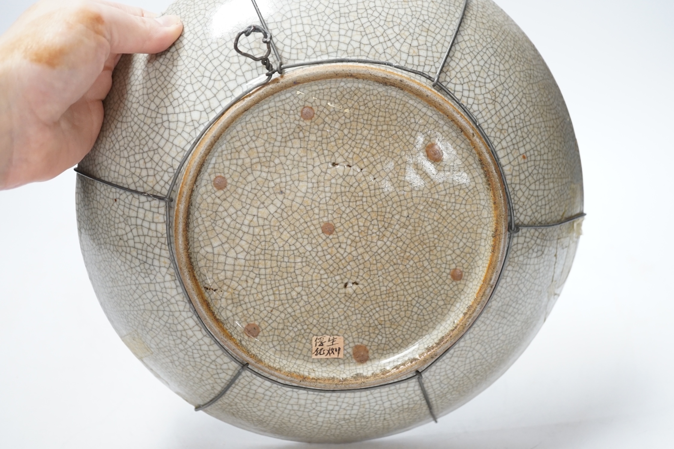A Chinese Guan type crackle glaze dish, Qing dynasty, 26cm diameter